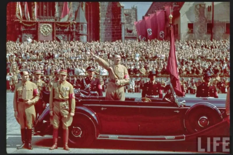  Adolf Hitler, trong một cuộc mít ting