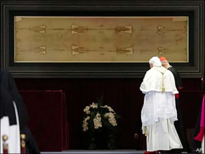 Alt: Giáo hoàng Benedict XVI chiêm ngưỡng tấm vải liệm Turin.