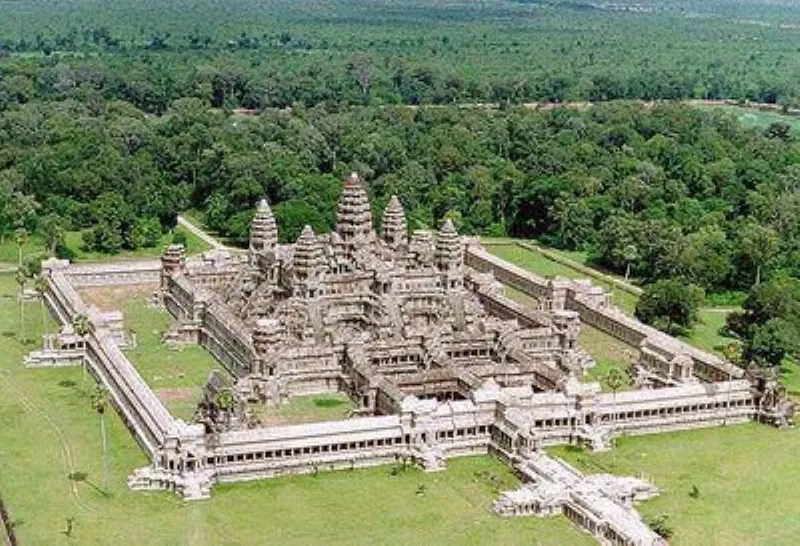 Angkor Wat nhìn từ trên cao. (Shyam Tnj)