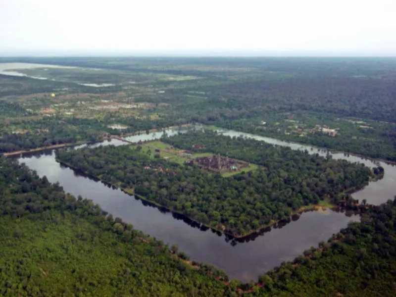 Angkor Wat với cây rừng bao quanh. (Wikipedia)