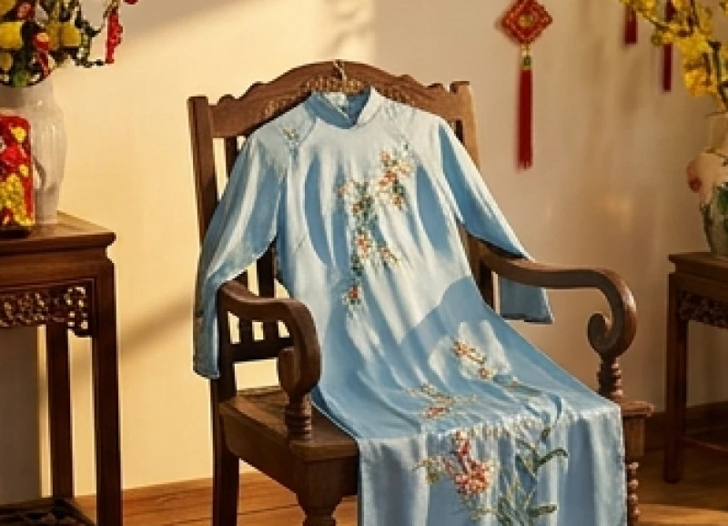 Áo dài màu xanh dương nhẹ nhàng kết hợp họa tiết đen mang lại sự bình an cho người mệnh Thủy và mệnh Mộc.