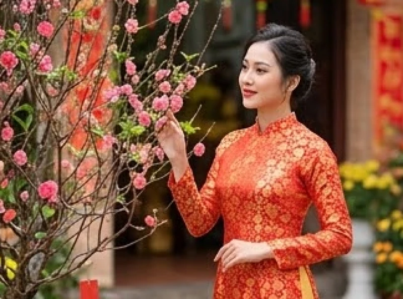 Phụ nữ diện áo dài truyền thống với màu sắc tươi sáng rực rỡ trong dịp đầu năm