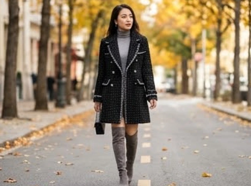 Người mẫu nữ diện áo khoác dạ tweed phối cùng đôi bốt da lộn xám ghi giữa tiết trời se lạnh