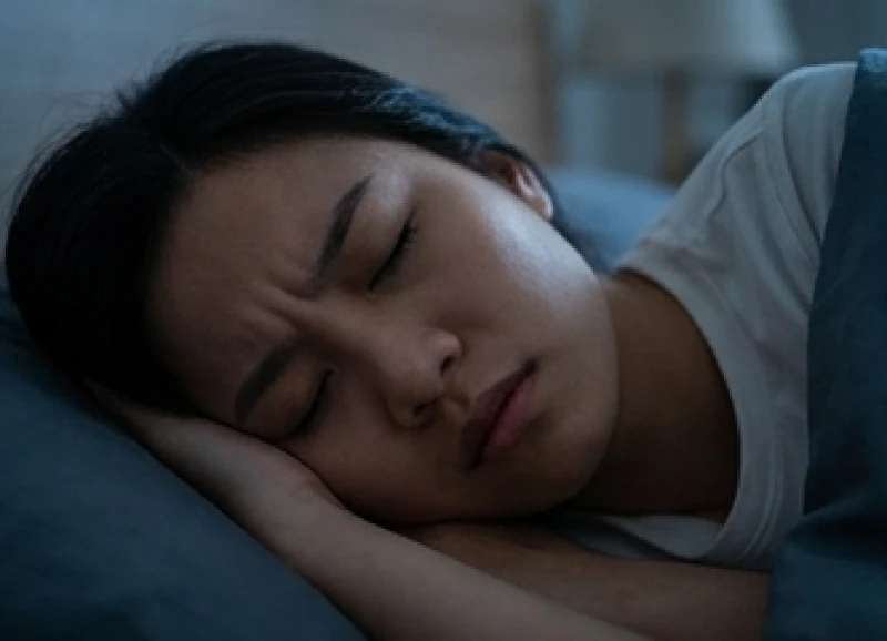 Mơ thấy người yêu chết: Giải mã tâm lý, điềm báo & bộ số 1 Cận cảnh gương mặt lo âu của một người đang trải qua giấc mơ thấy người yêu chết