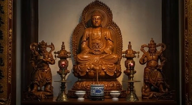 Bức tượng chạm khắc uy nghi của Đức Ông Tôn giả Cấp Cô Độc được thờ tại một ban riêng biệt trang nghiêm