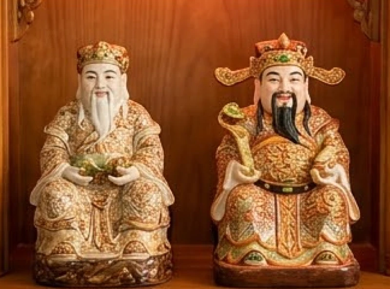 Cách bài trí bàn thờ Thần Tài cho tuổi Sửu: chuẩn hướng 5 nạp âm 6 Tượng Ông Địa được đặt bên trái và Thần Tài bên phải trên ban thờ theo đúng quy tắc phong thủy truyền thống