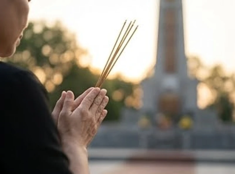 Văn khấn liệt sĩ chuẩn tâm linh: Cách sắm lễ và nghi thức cúng 2 Người dân chắp tay thành kính đọc bài văn khấn liệt sĩ trước đài tưởng niệm để tri ân các anh hùng ngã xuống