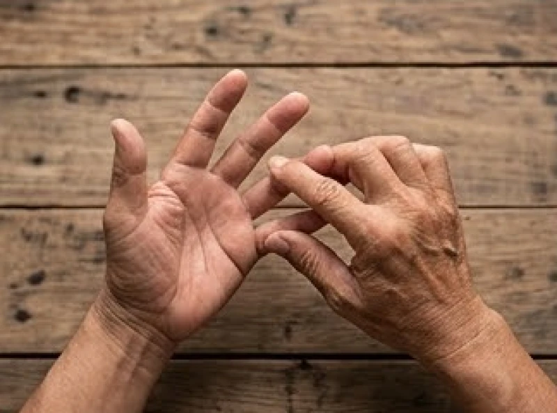 Một người đang dùng ngón tay cái bấm lên các đốt ngón tay để nhẩm tính tuổi Hoang Ốc