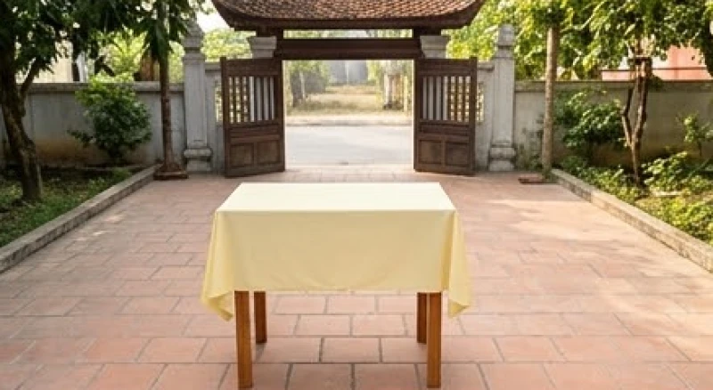 Chiếc bàn cúng cao trang nghiêm đặt hướng mặt ra khoảng không gian rộng rãi trước cổng nhà