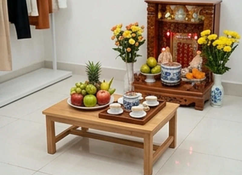 Mâm cúng ông Táo được đặt trên khay trà thấp cách mặt đất để tránh bụi bẩn và gió tạt.
