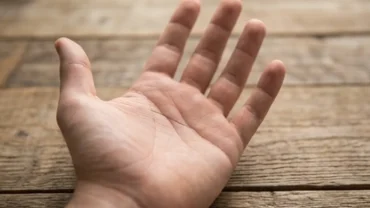 Cận cảnh một bàn tay có hai đường chỉ tay với đường chữ Nhất hằn sâu rõ nét