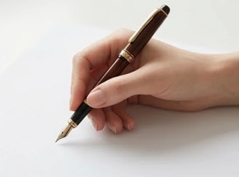 Tướng bàn tay nhỏ: Cách đo chuẩn cm và luận vận mệnh Nam Nữ 2 Bàn tay nhỏ bé với các ngón tay linh hoạt đang cầm một cây bút máy tinh tế