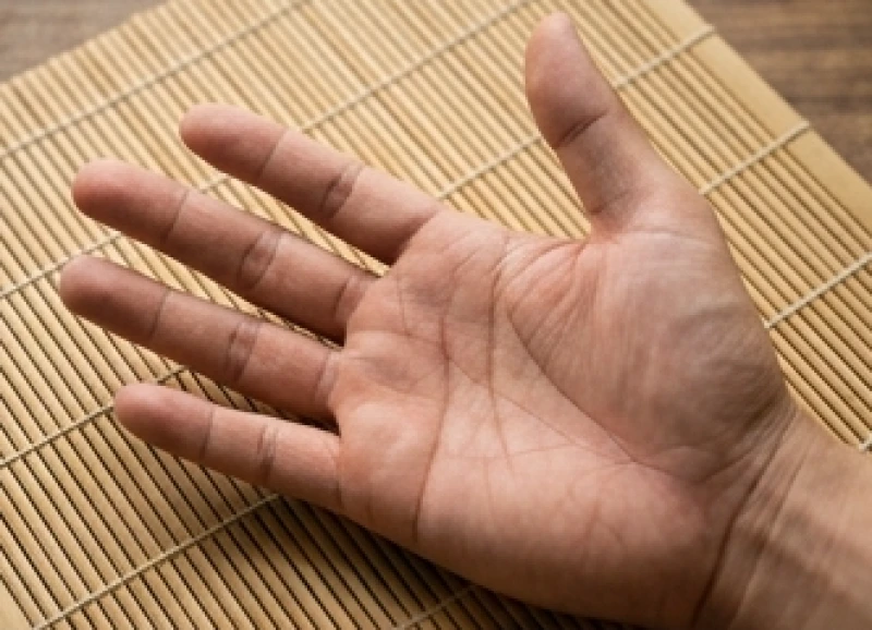 Xem chỉ tay trái hay tay phải: Quy tắc chọn tay và cách đối chiếu 1 Bàn tay thuận mở rộng với các rãnh chỉ tay sắc nét thể hiện vận mệnh và nỗ lực thực tế