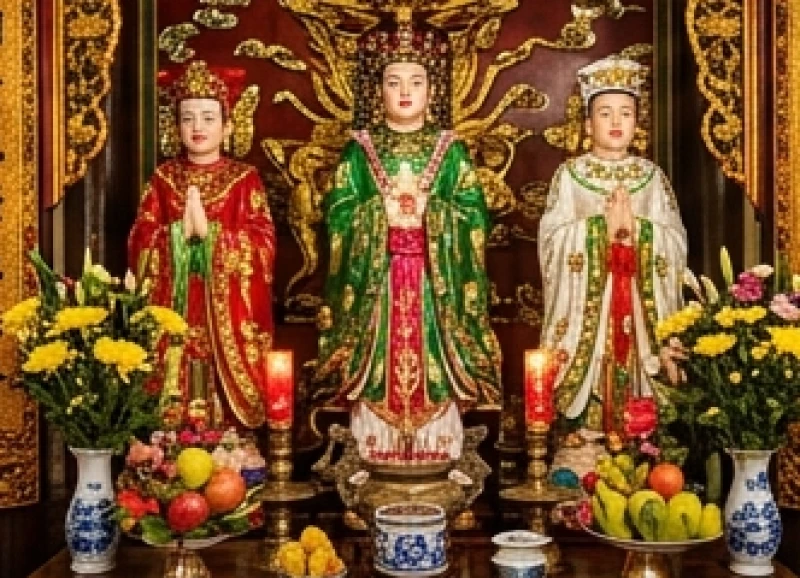 Văn khấn tại đền phủ: Trình tự dâng lễ & bài khấn chuẩn nghi lễ 9 Không gian thờ Tam Tòa Thánh Mẫu rực rỡ sắc màu với những dải lụa đỏ và mâm hoa quả tươi dâng kính