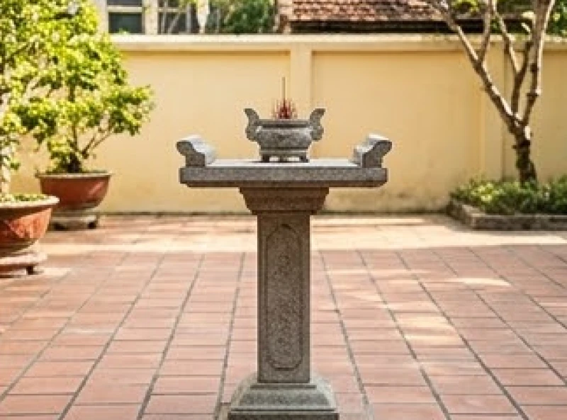 Bàn thờ Thiên bằng đá được đặt cố định ngoài sân để thờ cúng Tiền chủ theo phong tục truyền thống
