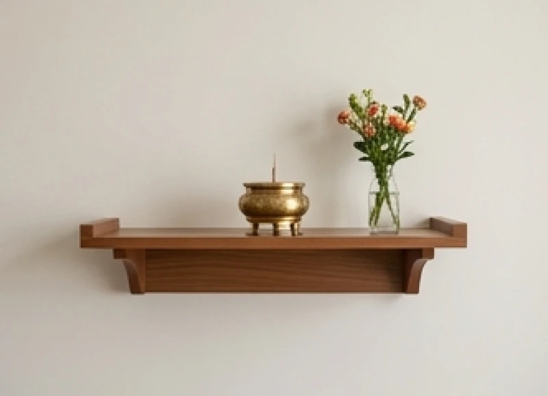 Bàn thờ treo tường nhỏ gọn bằng gỗ sồi đặt tại phòng khách căn hộ chung cư