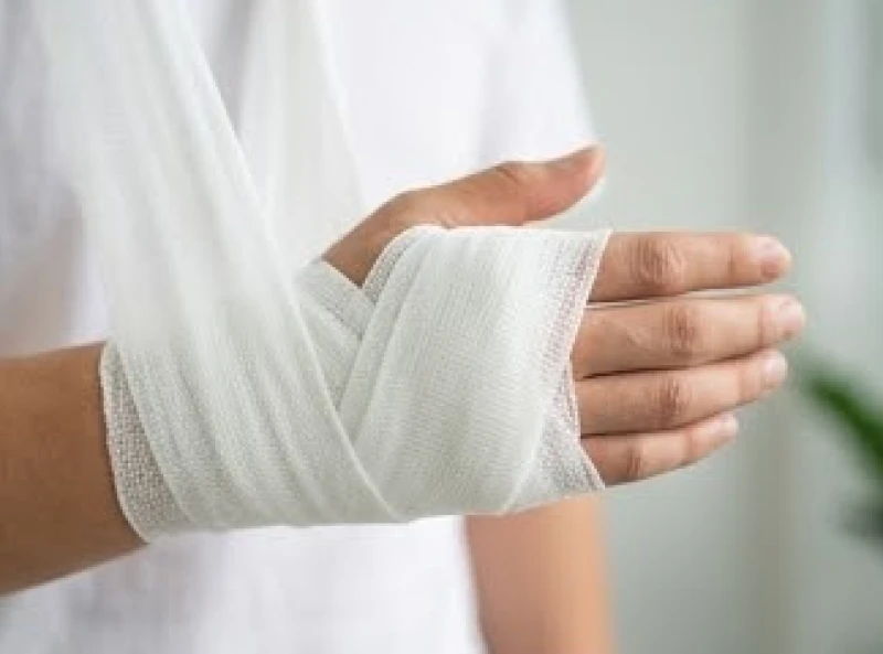 Bàn tay được quấn gạc y tế dày quanh cổ tay và được nâng cao để giảm lưu lượng máu