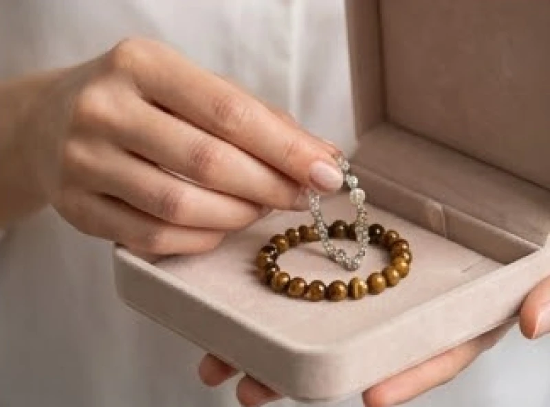 Người dùng cẩn thận tháo chiếc vòng tay đá tự nhiên ra và cất vào hộp trước khi tiếp xúc với hóa chất