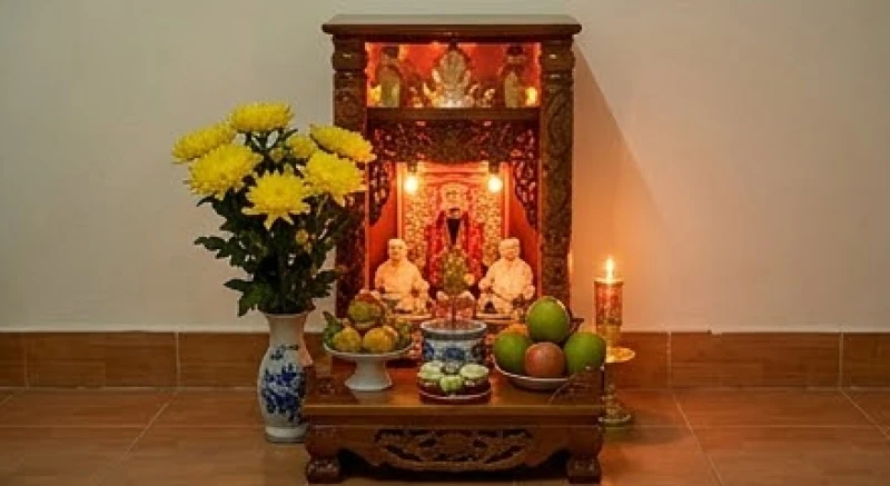 Văn khấn trước khi bao sái bàn thờ: Bài cúng xin phép đúng lễ 4 Bàn thờ Thần Tài Thổ Công đặt dưới đất được chuẩn bị hoa cúc tươi và trái cây để tiến hành lau dọn