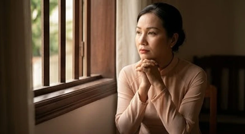 Người phụ nữ đan tay suy tư, thể hiện sự bế tắc và cố chấp trong chuyện tình cảm gia đình do ngũ hành Thổ vượng