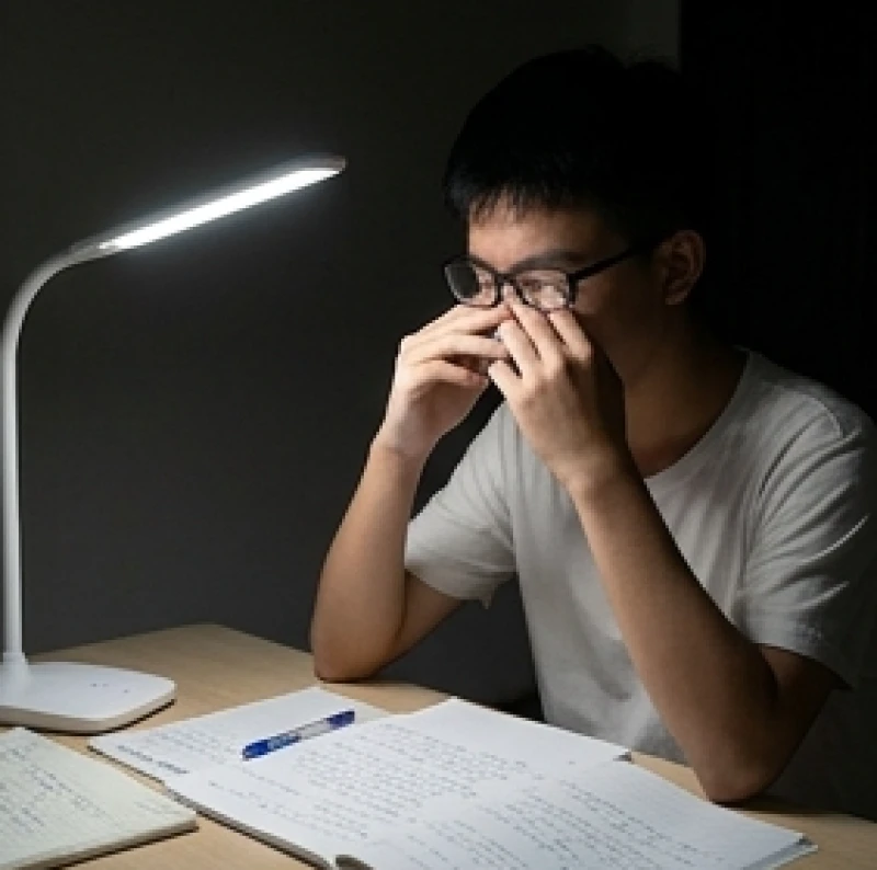 Tử vi tuổi Kỷ Sửu 2009 năm 2027: Hạn học đường và cách hóa giải 3 Nam sinh đeo kính cận đang nhắm mắt thư giãn sau nhiều giờ tập trung giải đề