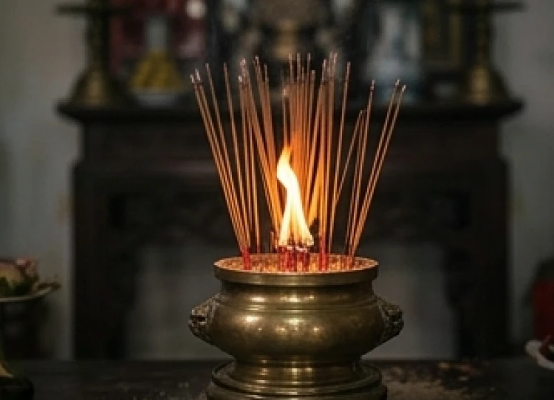 Bát hương trên bàn thờ gia tiên bốc cháy với ngọn lửa bất ngờ thiêu rụi phần chân hương