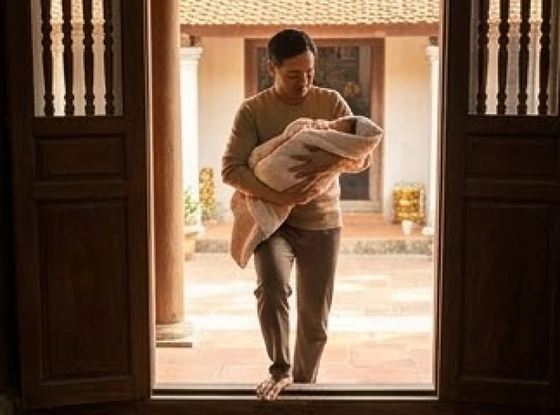 Văn khấn xin phép Thổ Công cho trẻ về nhà: Trình tự và bài cúng 1 Người thân bế em bé sơ sinh cẩn thận trong lớp chăn ủ ấm khi bước qua bậu cửa chính của ngôi nhà