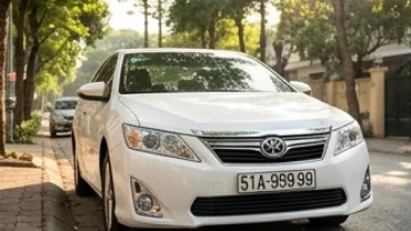 Biển số xe hợp tuổi tuất hiển thị rõ ràng trên một chiếc ô tô sang trọng đỗ trên đường phố Việt Nam