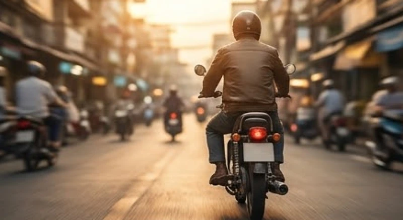 Mơ thấy số 23: Điềm báo tâm linh và bộ số lộc theo bối cảnh 4 Chiếc xe máy có gắn biển số lưu thông trên đường phố nhộn nhịp tượng trưng cho sự xê dịch