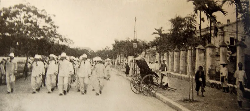 Binh sĩ Pháp trên đường phố Sài Gòn (1901)