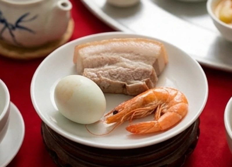Tuổi Thân Khai Trương Ngày Nào Tốt: Lịch Mở Hàng & Văn Khấn 7 Bộ tam sên gồm thịt luộc, trứng và tôm luộc chín tới được dâng lên bàn cúng Thần Tài