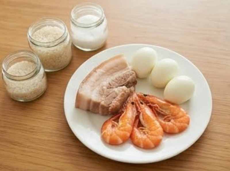 Bộ tam sên gồm thịt heo luộc, tôm và trứng gà được bày biện đẹp mắt trên đĩa sứ đặt cạnh hũ gạo muối
