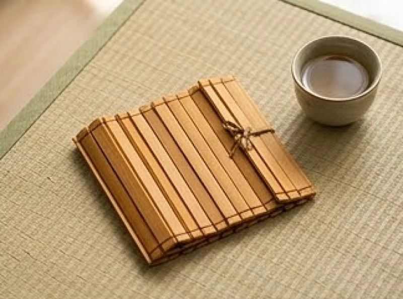Những chiếc thẻ tre truyền thống được xếp ngay ngắn bên cạnh tách trà gốm sứ