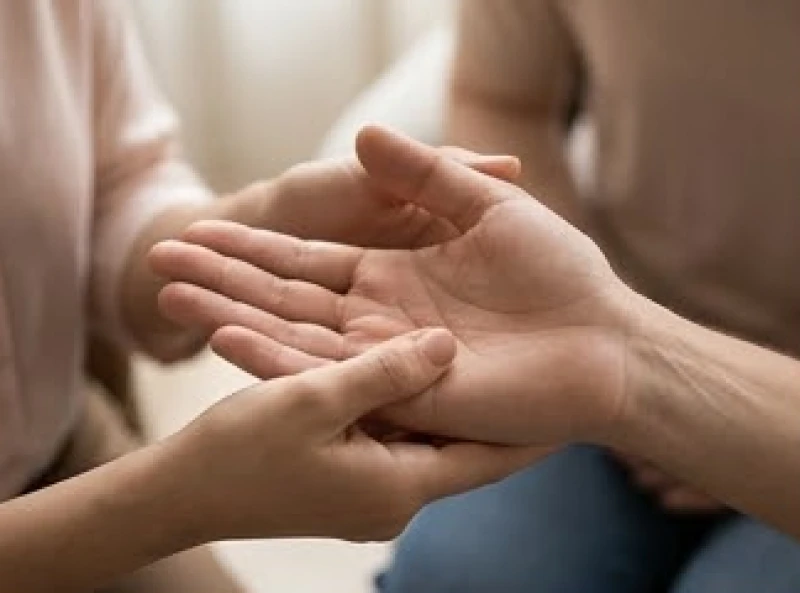 Đường sinh mệnh có dấu cắt ngang: Ý nghĩa lưu niên và cách hóa giải 1 Chuyên gia đang xem xét kỹ lưỡng đường sinh mệnh trên lòng bàn tay
