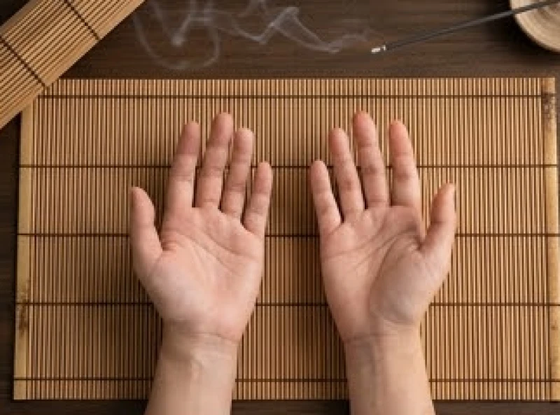 Bàn tay trái và phải đặt cạnh nhau để đối chiếu ý nghĩa phong thủy và điềm báo tâm linh