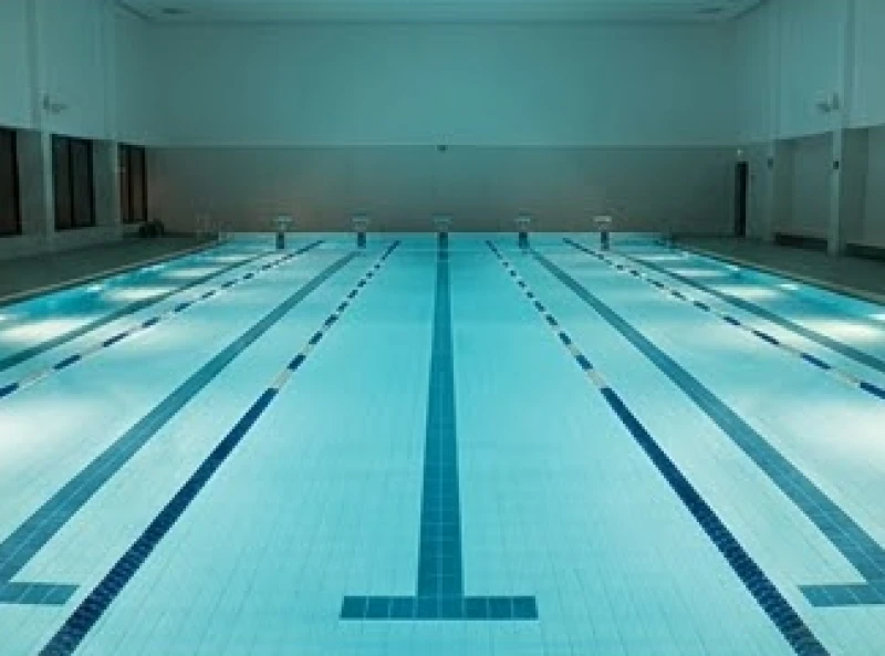 Làn phân cách tĩnh lặng trong bể bơi nhân tạo yên tĩnh dưới ánh đèn huyền ảo ban đêm