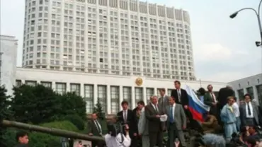 Boris Yeltsin đứng trên một chiếc xe tăng, tay giơ cao, nói chuyện với đám đông.