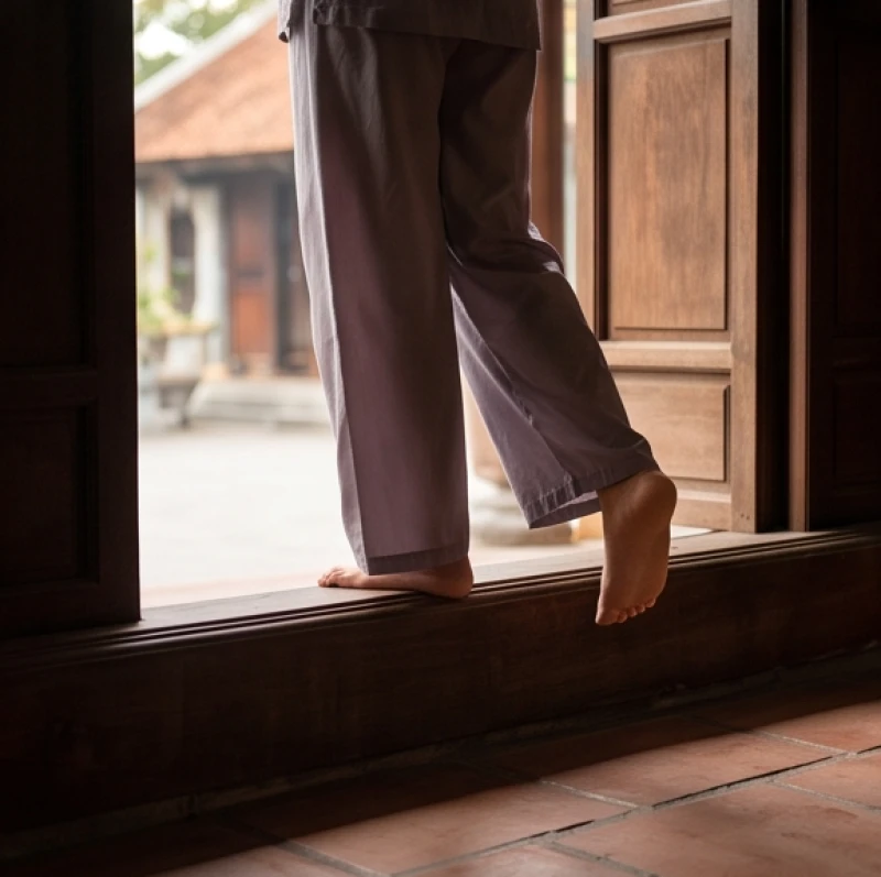 Văn khấn đi chùa đầu năm: Sắm lễ chuẩn và thứ tự hành lễ 10 Khách hành hương cẩn thận nhấc cao chân bước qua bậu cửa cổng tam quan khi đi vào không gian chùa