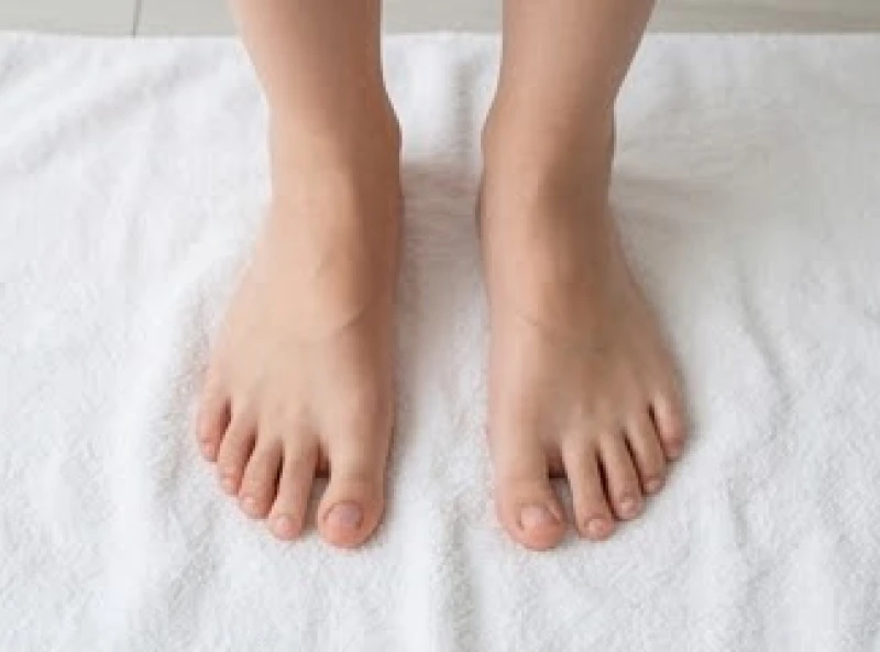 So sánh độ dày và kết cấu bề mặt gan bàn chân để luận giải chính xác ý nghĩa của tướng bàn chân nhỏ
