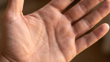 Lòng bàn tay mở rộng dưới ánh sáng tự nhiên hiển thị rõ các đường chỉ tay hiếm gặp