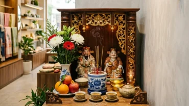Không gian thờ cúng linh thiêng minh họa cách bài trí bàn thờ thần tài cho tuổi tỵ chuẩn phong thủy