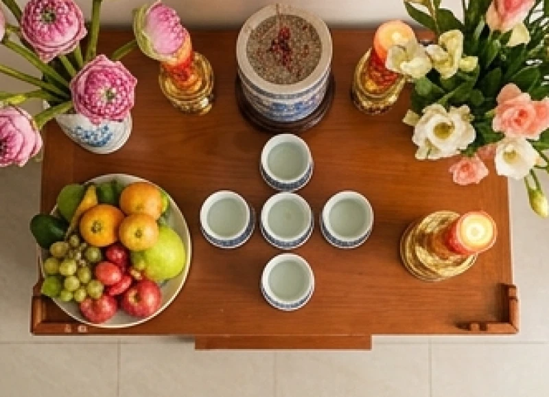 Văn khấn xin lộc buôn bán: Bài cúng chuẩn và cách giữ tài lộc 4 Năm kỷ nước xếp hình chữ thập đặt trước bát hương và mâm ngũ quả trên bàn thờ Thần Tài Thổ Địa