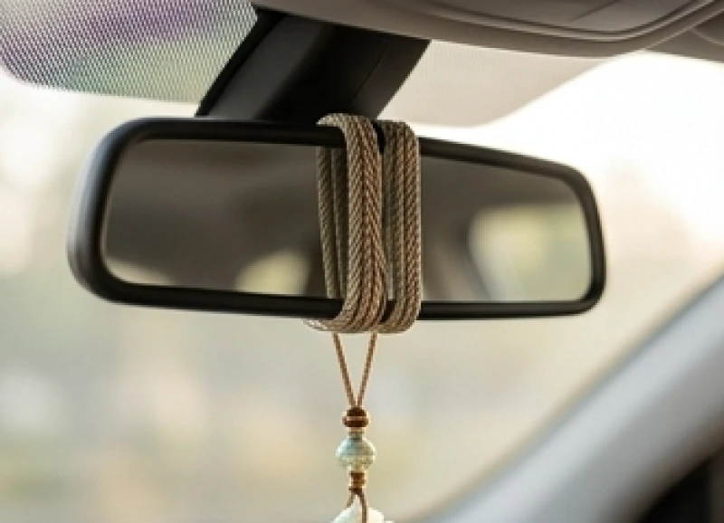Vật phẩm treo xe cho người tuổi Tý: ngũ hành và cách khai quang 8 Sợi dây của khánh phong thủy được quấn nhiều vòng chắc chắn quanh phần cuống của gương chiếu hậu