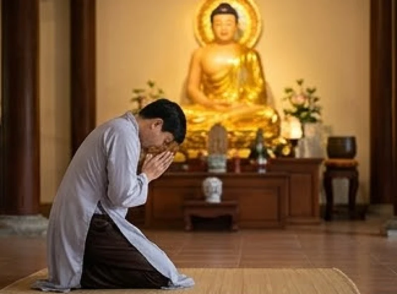 Văn khấn Địa Tạng tại chùa: Hướng dẫn sắm lễ và bài cúng chuẩn 7 Tư thế chắp tay lạy Phật trang nghiêm với ánh mắt hướng về tôn tượng Bồ Tát trong không gian tĩnh lặng