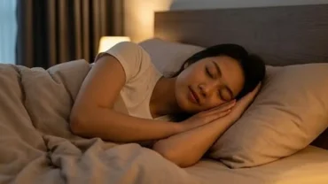 Người phụ nữ ngủ ngon giấc trong không gian phòng ngủ yên bình nhờ áp dụng cách để không gặp ác mộng
