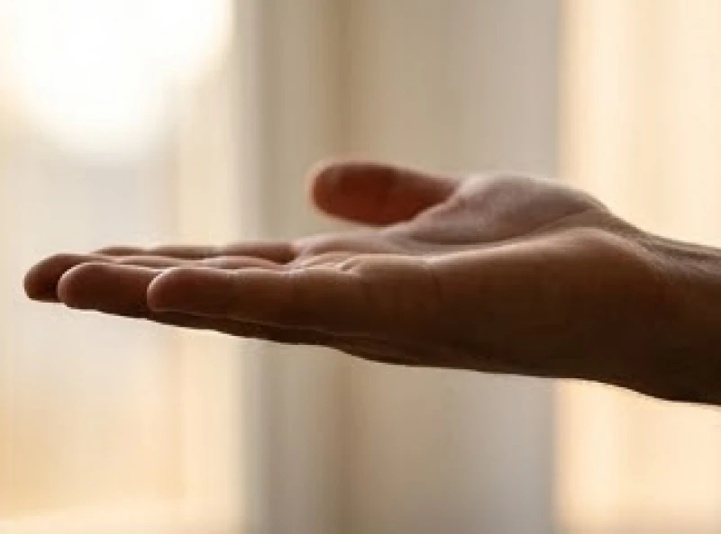 Bàn tay duỗi thẳng ngang tầm mắt để quan sát độ nhô cao của phần thịt dưới ngón giữa