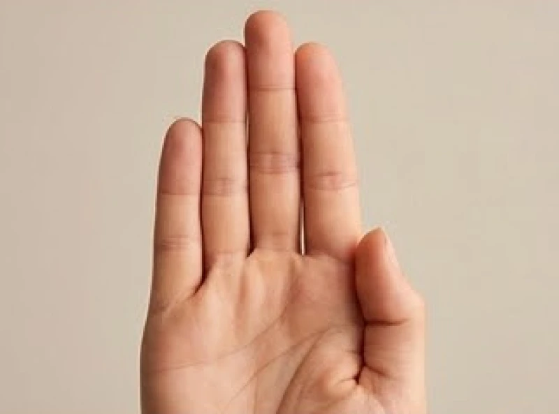Bàn tay chụm sát các ngón để lấy mốc nếp gấp đốt trên cùng ngón áp út đối chiếu