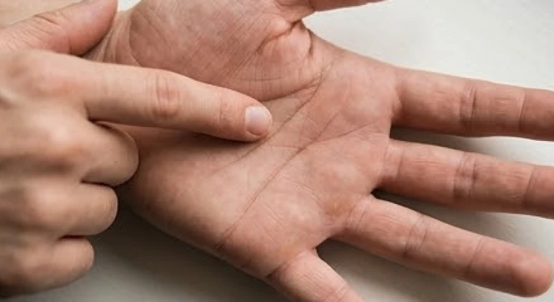 Quá trình gióng trục tưởng tượng từ ngón tay giữa xuống lòng bàn tay để xác định độ dài chuẩn xác của đường tình duyên