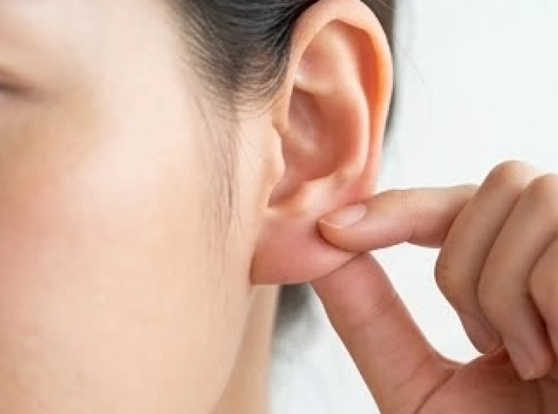Phương pháp dùng ngón tay đo độ dày và bề rộng của phần dái tai trực tiếp trên gương mặt