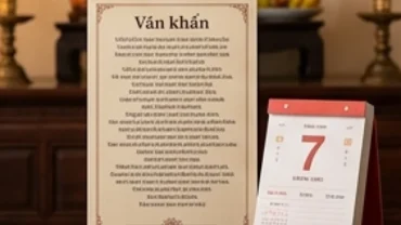 Người hành lễ cẩn thận tra cứu lịch âm để tìm cách ghi ngày tháng trong văn khấn chuẩn xác